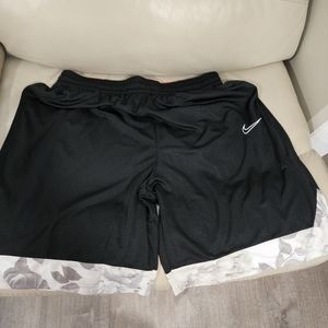 NIKE BLACK SHORTS